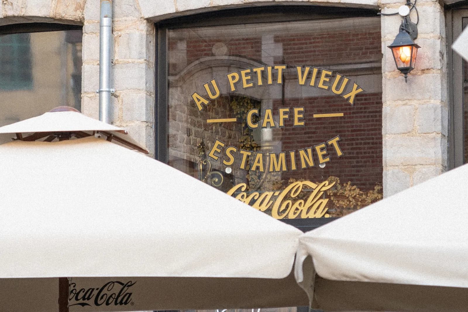 La vitrine gravée du Petit Vieux, « café estaminet », place aux Oignons à Lille.